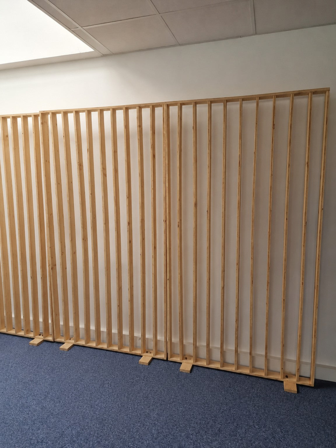 Cloisons brise-vue en bois fabriquées dans l'atelier LMQSA